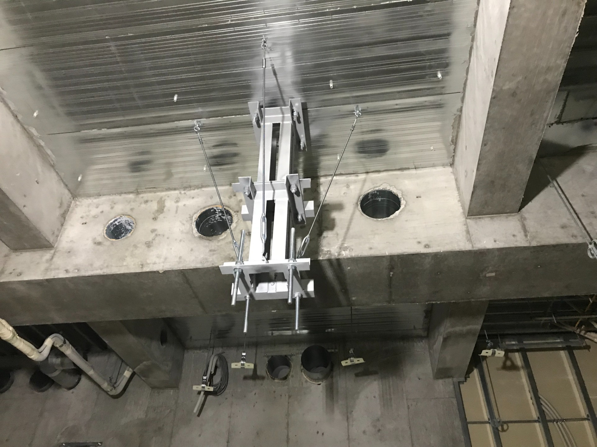 梁またぎ無影灯架台