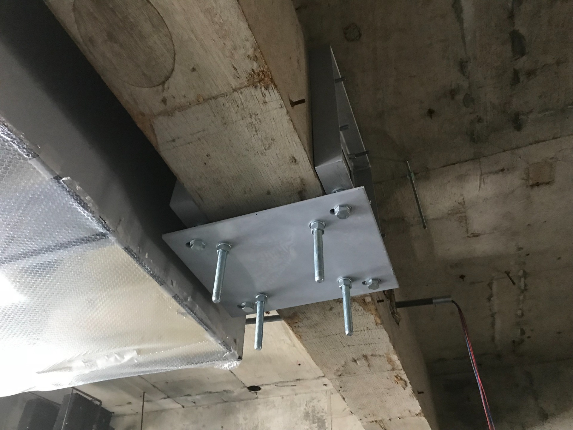 梁またぎ無影灯架台