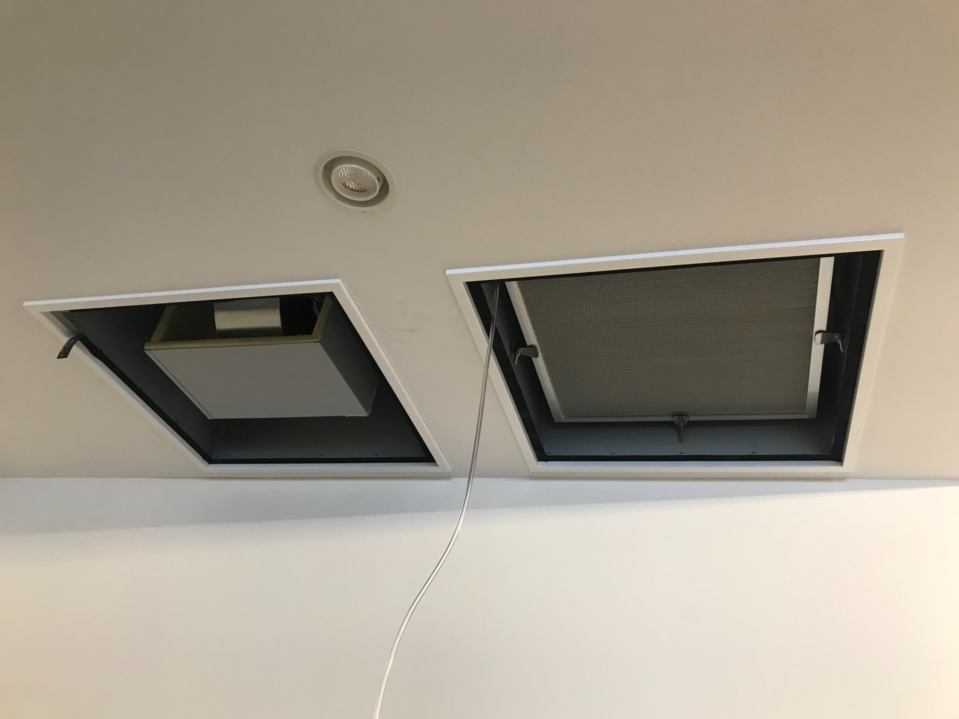 天井埋込型コロナ対策陰圧室