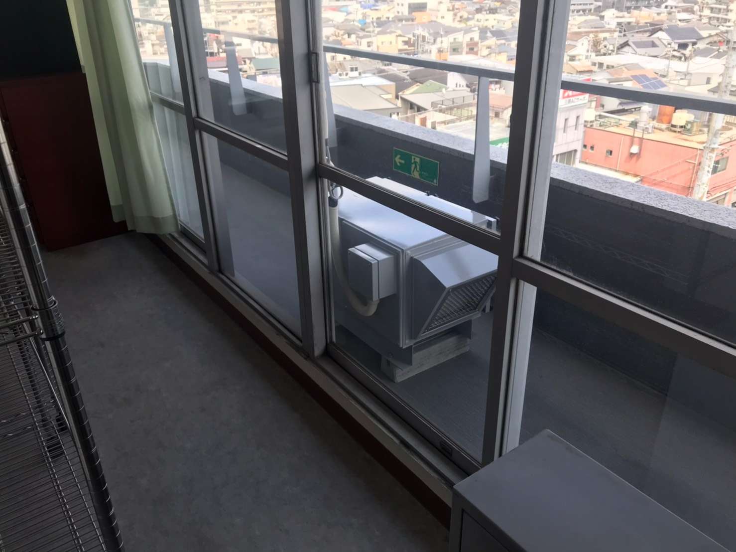 ベランダを利用し設置した陰圧装置です。